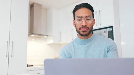 Asiatischer-Mann,-Laptop-Und-Fernarbeiter-Sitzen