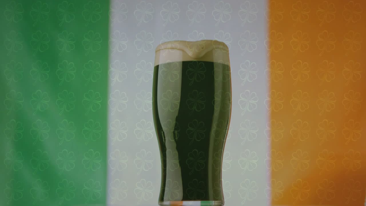 Eine Schaumkrone, die sich aus Instabilität löst, wölbt sich zu einem Tropfen und setzt sich ab, zeigt Stout auf dreifarbigem Untergrund.