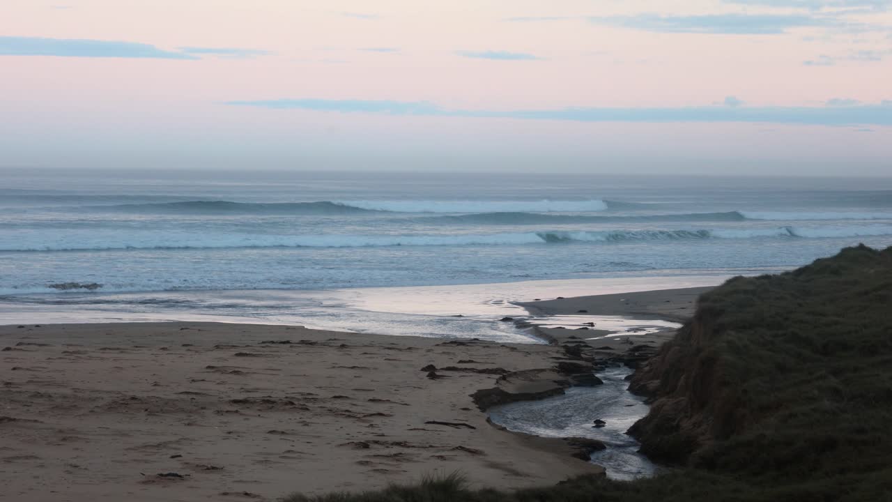 una hermosa foto de buen surf en el sol de la mañana en la costa de victoria australia
