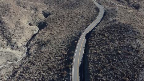 Coche-Solitario-Conduce-Por-La-Carretera-De-California-Número-74,-Toma-Aérea-De-Drones