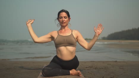 Dreibeinige-Taubenhaltung,-Demonstriert-Durch-Yoga-Lehrer-Am-Strand-Bei-Sonnenaufgang