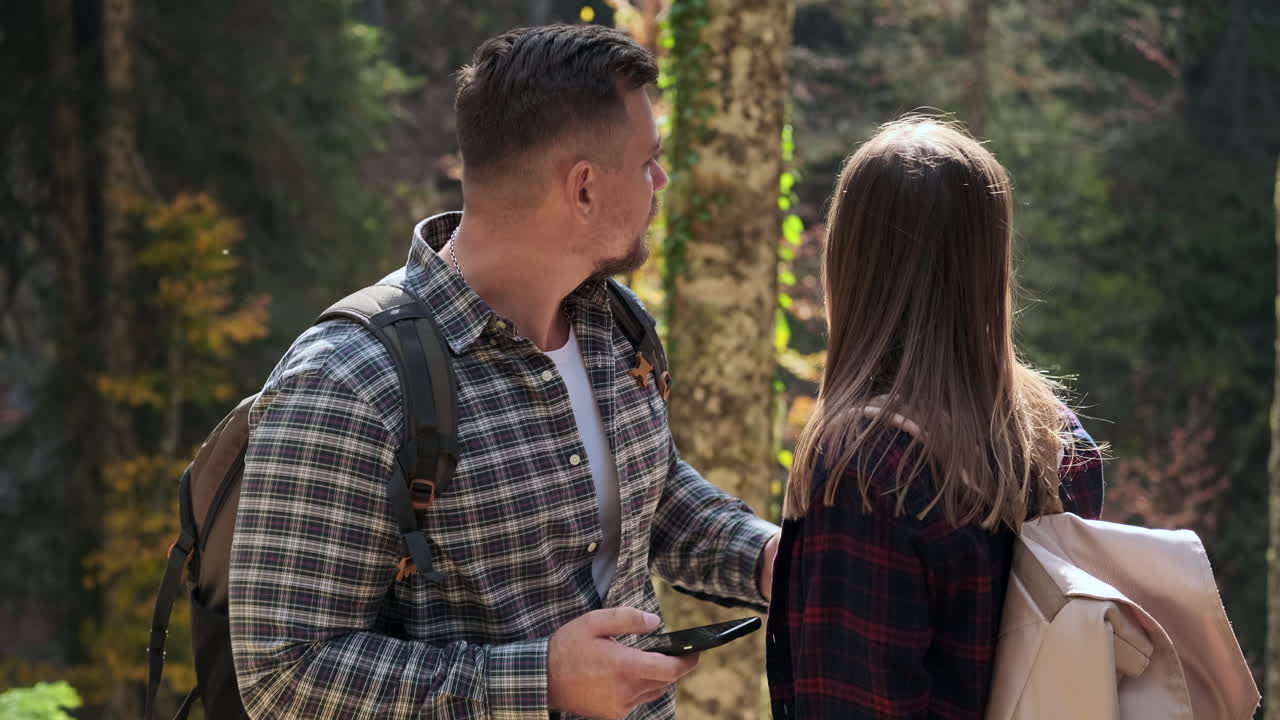 Una coppia che fa un'escursione nella foresta d'autunno