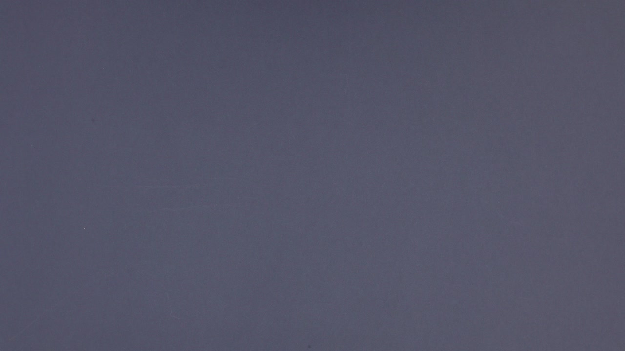 planos de arquitectura, portátil y herramientas de construcción en la mesa de trabajo.