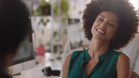 Joven-Mujer-De-Negocios-De-Raza-Mixta-Con-Afro-Charlando-Con-Un-Pasante-Discutiendo-Una-Entrevista-De-Trabajo-Con-Colegas-Conversando-En-La-Oficina-Disfrutando-Del-Trabajo-En-Equipo