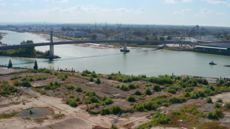 Vista-Aérea-Del-Puente-Del-Brazo-Norte-En-El-Metro-De-Vancouver,-Columbia-Británica,-Canadá---Disparo-De-Drones