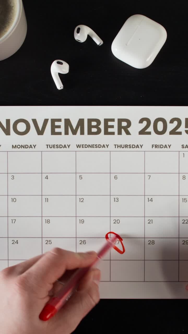 Calendario novembre 2023 con auricolari e caffè