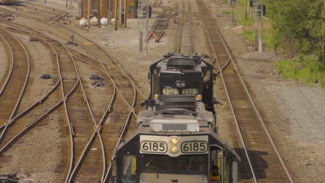 vista aérea de un motor de tren mientras avanza lentamente por las vías del ferrocarril en pensilvania