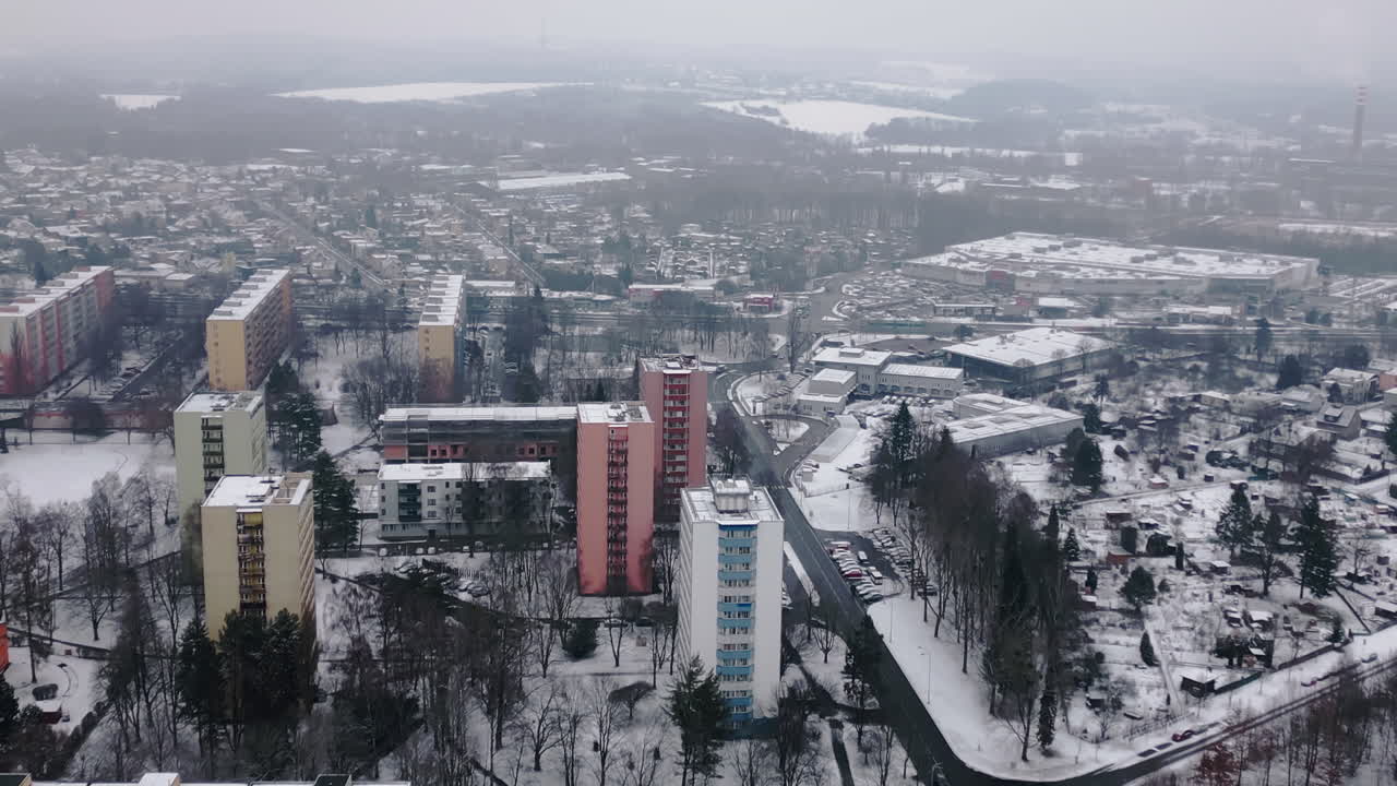 Forhøyet droneperspektiv over postkommunistiske boligblokker i Ostrava Poruba under kaldt vintervær. Europeisk forstadsbymiljø