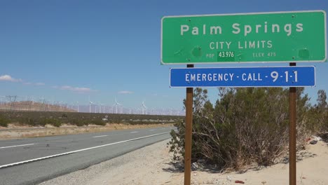 el cartel de la autopista da la bienvenida a los visitantes a palm springs, california