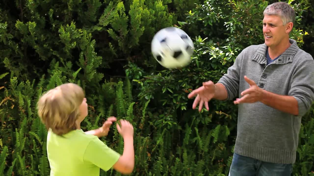 padre e hijo jugando al fútbol