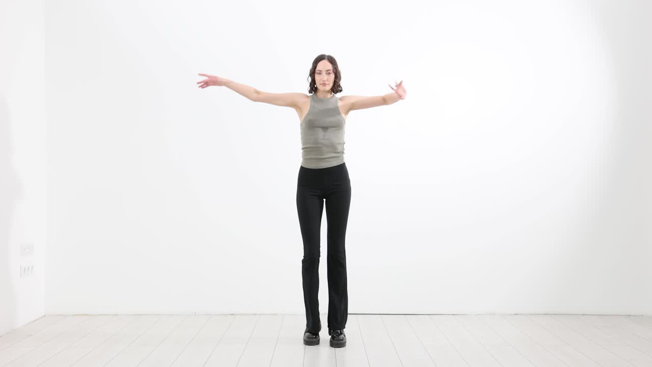 팔 을 펴고 서 있는 여자