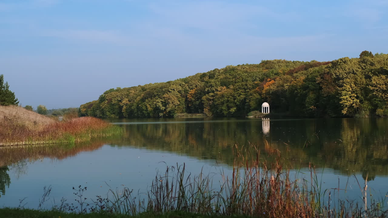 parque de otoño con lago y mirador