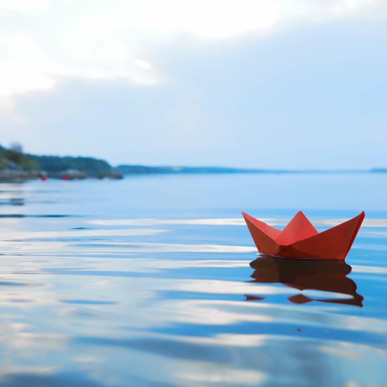 파란 물 위 에 항해 하는 오리가미 종이 항해 보트