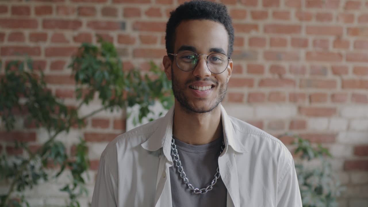retrato de un joven sonriente