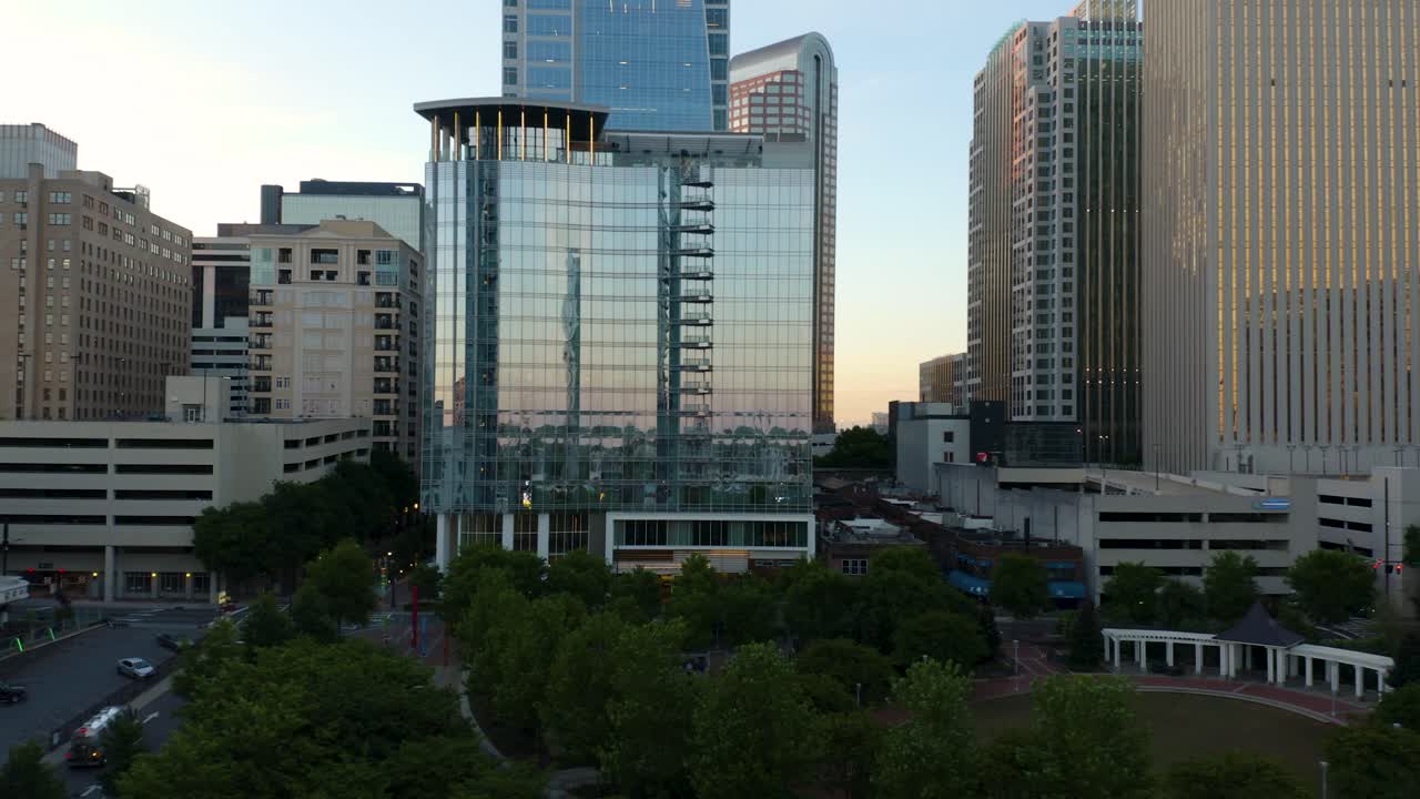 무인 항공기는 일출에 노스 캐롤라이나 주 샬롯의 고층 빌딩을 밝힙니다.