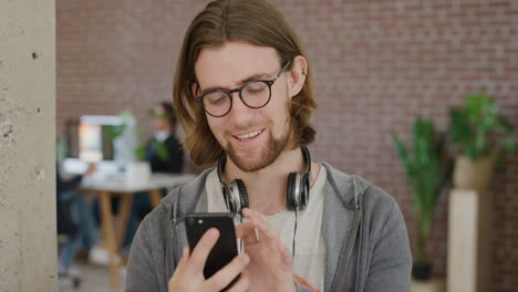 Retrato-De-Un-Joven-Usando-Un-Teléfono-Inteligente-Enviando-Mensajes-De-Texto-Navegando-Disfrutando-De-La-Comunicación-En-Línea-Usando-Un-Teléfono-Móvil-En-El-Espacio-De-Trabajo-De-La-Oficina