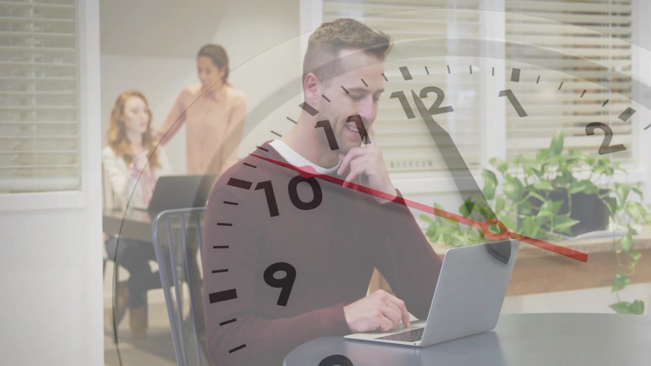 Empleado de oficina escribiendo en un portátil en una mesa redonda, con superposición de reloj avanzando, cumpliendo el plazo