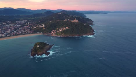 Vista-De-La-Puesta-De-Sol-Del-País-Vasco-De-San-Sebastián,-Imágenes-Aéreas-De-La-Ciudad-En-La-Costa-Española