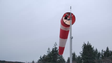 Flughafen-Rot-Und-Weiß-Windsack-Weht-Sanft-Im-Wind-Statisch