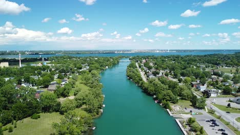 Vista-Aérea-Que-Muestra-El-Hermoso-Paisaje-Canadiense-Con-Pozos-Y-Ríos-Que-Desembocan-En-El-Río-Niágara-Durante-El-Verano,-Canadá