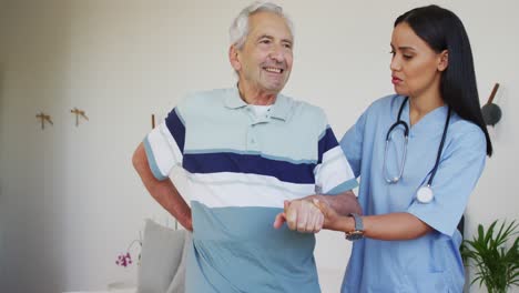 Animación-De-Una-Doctora-Birracial-Y-Un-Anciano-Caucásico-Durante-La-Recuperación