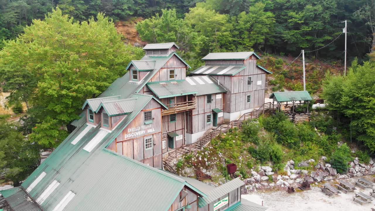 여름날 노스캐롤라이나 리틀 스위스 근처 에메랄드 마을의 4k 드론 비디오