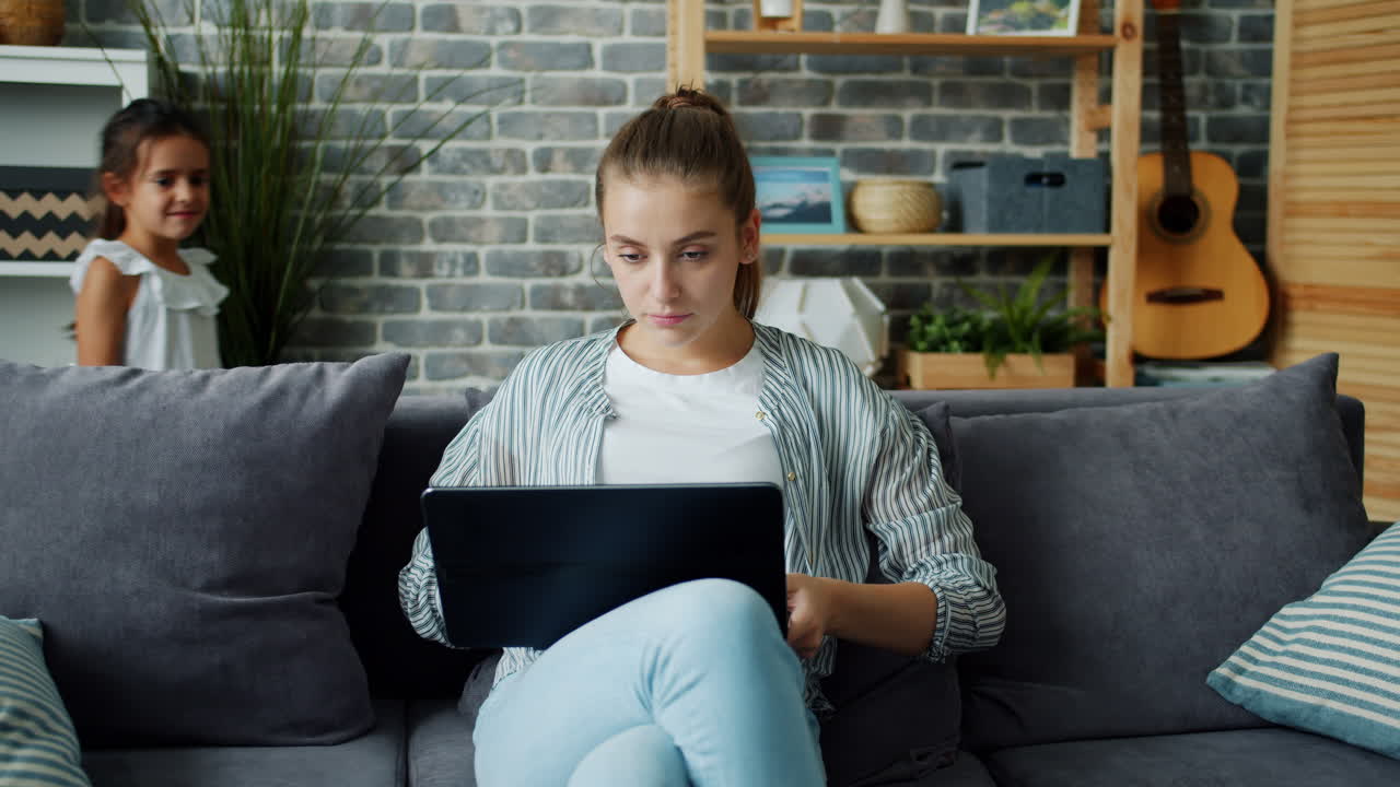 madre que trabaja desde casa con el niño