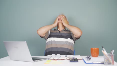 el hombre que trabaja en la computadora portátil tiene dolor de cabeza.