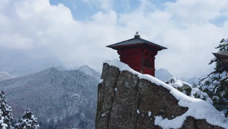 Yamadera-Tempel-In-Den-Bergen-Nordjapans,-Verschneite-Landschaft-4k