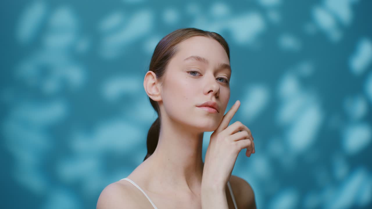 밝은 푸른색 배경으로 아름다운 여성 초상화