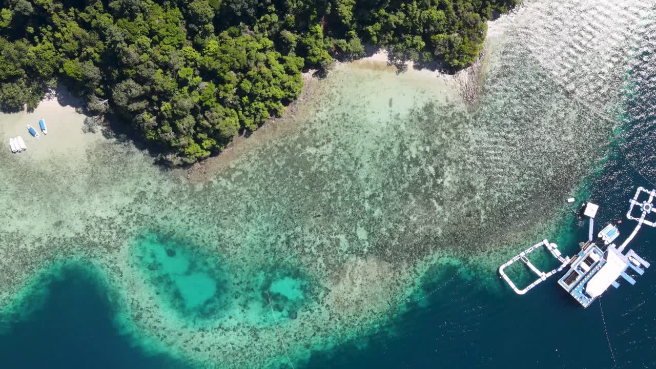 코타 키나발루 근처 의 열대 가야 섬 위 를 날아다니는 항공기