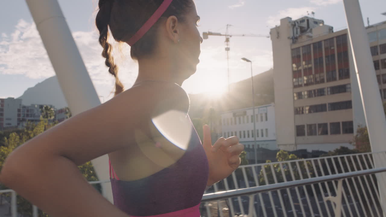 Atleta correndo ao ar livre na cidade em dia ensolarado