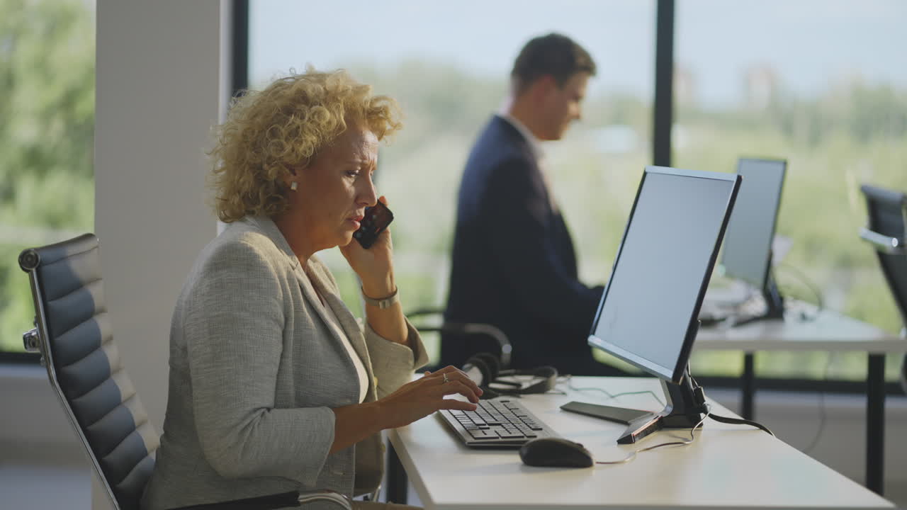 mujer de negocios en el teléfono en la oficina