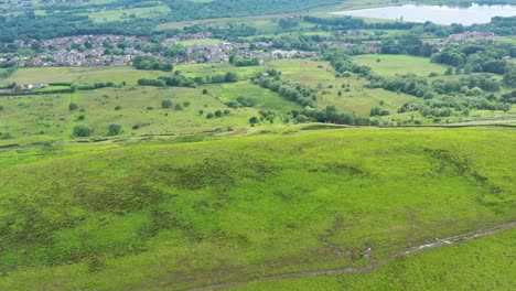 Imágenes-De-Drones-Sobre-Un-Campo-De-Golf-Verde-En-Inglaterra