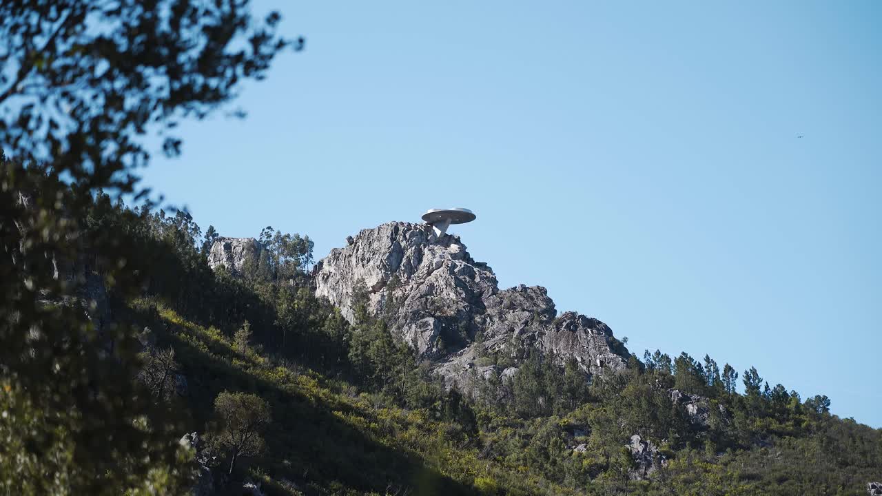 Una toma tranquila y estable desde el Miradouro do Zebro captura una extensión interminable de colinas ondulantes bajo un cielo azul claro, donde la quietud de la cámara permite que el vasto paisaje hable por sí mismo. 4K