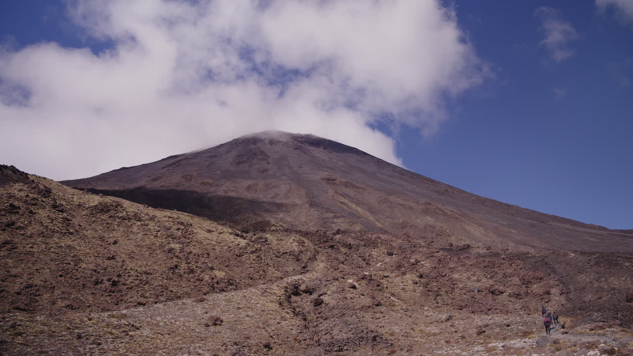 paisaje montañoso volcánico