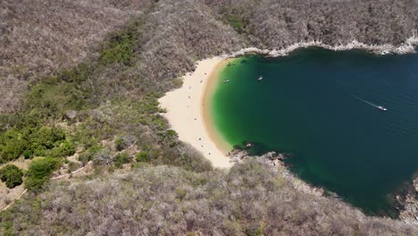 Organo-Bay,-an-almost-pristine-coast,-Mexican-Pacific-coast,-located-in-Huatulco,-Oaxaca