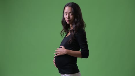 젊은 임신 중인 다민족 여성이 뒤집어서