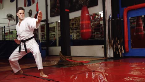 Hombre-Practicando-Karate