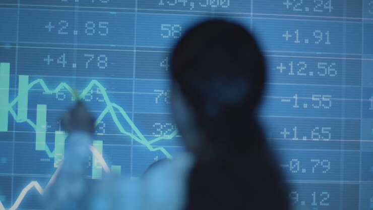 Donna in visita a una mostra d'arte immersiva con proiezione di dati finanziari con grafici e quotazioni azionarie 4
