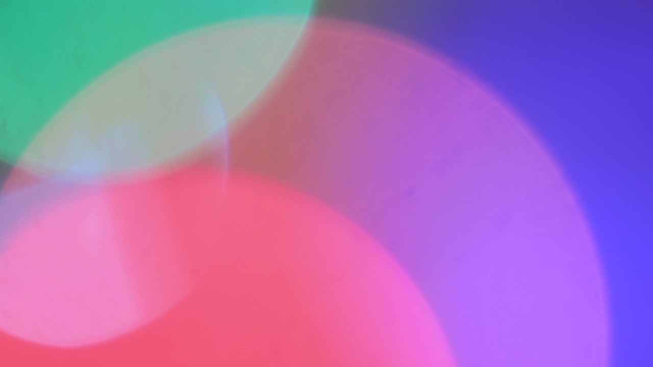 크리스마스 색의 불빛은 초점 밖으로 멋지게 박인다.