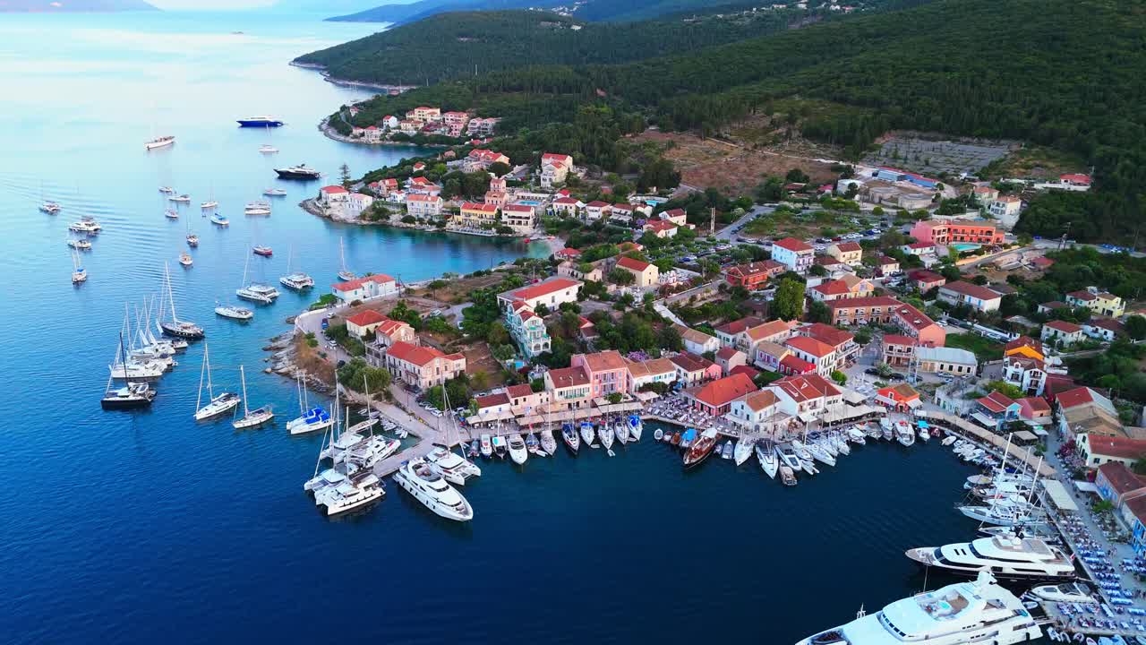 Fiskardo Village, Cefalonia: porto colorato, barche al tramonto e fascino intramontabile dell'isola. Una fuga greca mozzafiato catturata meravigliosamente con un drone. Scatto realizzato con Dji mini 4Pro