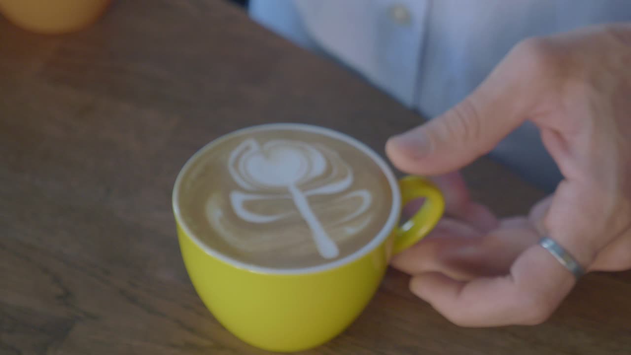 라테 아트를 만드는 바리스타