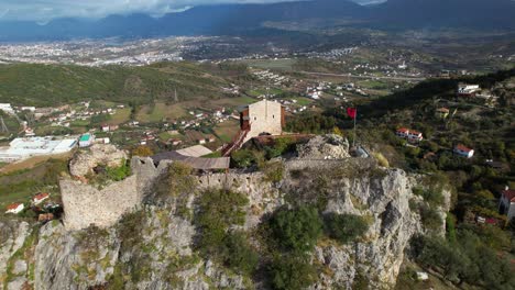 panorama del castillo de petrela: antiguas paredes de piedra y torre con vistas imponentes de tirana, kruja y las serenas colinas de albania