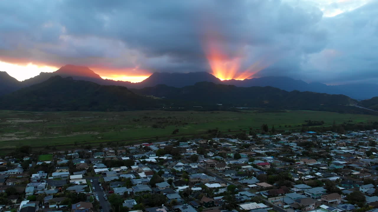 antena de la puesta de sol detrás de las montañas alrededor de kailua en hawaii