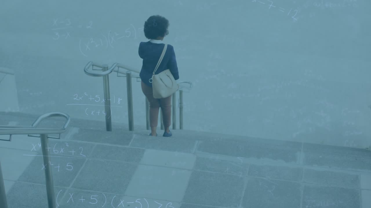 Animation af matematiske ligninger over afroamerikansk forretningskvinde