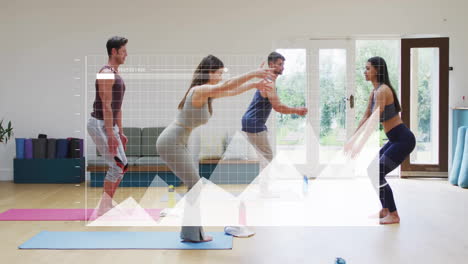 animación de procesamiento de datos y diagramas sobre diversas personas con entrenador haciendo ejercicio en el gimnasio