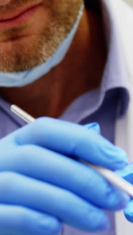 dentista examinando a una paciente con herramientas dentales