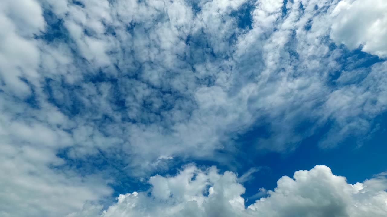 파란 하늘에서 구름이 움직이고 있습니다. 시간 경과