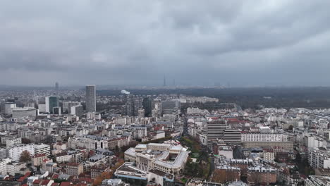 Desde-Arriba,-El-Horizonte-De-La-Défense-Contrasta-Sorprendentemente-Con-Las-Nubes.